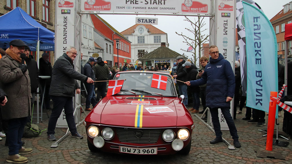 Start nr. 30, Kenneth Kruse Simonsen og Otto Kristensen holder her klar på startrampen, så borgmester Søren Steen Andersen og afdelingsdirektør i Fynske Bank, Assens, René Gramm Jeppesen kan sende dem afsted mod Frankrig.
(Foto: Allan Post)